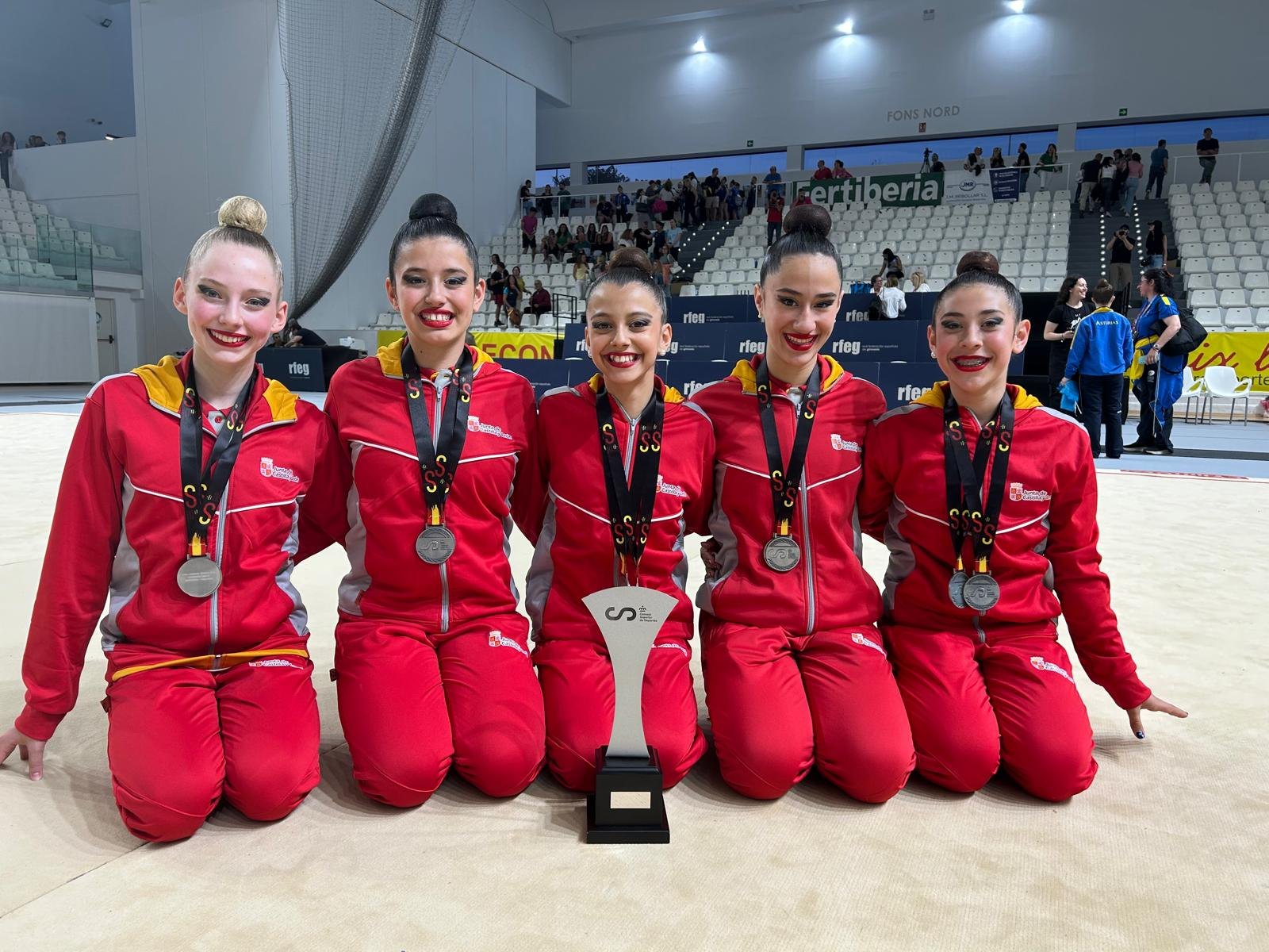 Conjunto del C.D. La Victoria con sus medallas y trofeo